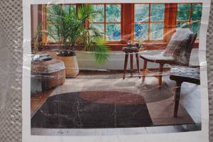 lot 9 image: 5x7 Area Rug