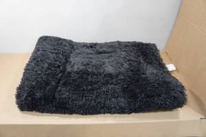 lot 13 image: 5x7 Plush Area Rug