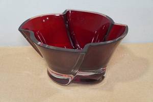 lot 115 image: Curved Red Art Glass Dish