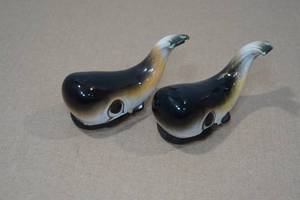 lot 119 image: Vintage Ceramic Smiling Whale Couple Salt & Pepper Shaker Set