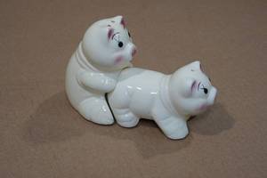 lot 122 image: Vintage Ceramic Making Bacon Salt & Pepper Shakers