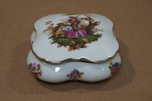 lot 123 image: Vintage French Limoges Porcelain Trinket Box