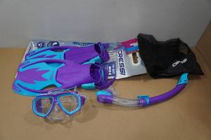 lot 199 image: Cressi Kids Snorkel Set - Fin Size LXL