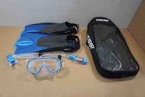 lot 202 image: Cressi Adult Rondine Palau Fin Snorkel Set - Fin Size ML