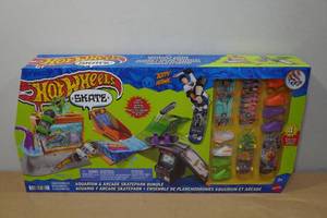 lot 99 image: Hot Wheels Skate Aquarium and Arcade Skatepark Bundle
