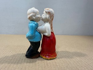 lot 121 image: Vintage Ceramic Risque Man & Woman Salt & Pepper Shaker Set