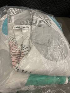 lot 48 image: Unopened Queen-Size Duvet Cover with Geometric Print