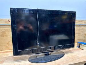 lot 168 image: 32 HD LCD TV