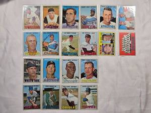lot 141 image: Lot of 20 Vintage Topps Baseball Cards from 1967