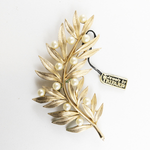 lot 188 image: Trifari  Gorgeous Vintage Pearl Accented Gold Plated Leafy Brooch. Has Original Tag