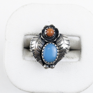 lot 37 image: Unmarked (Navajo) Turquoise & Coral Feather Sterling Silver Ring. Size 5.25 - 5.5.