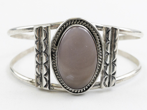 lot 32 image: Unmarked (Navajo) Pink Oval Cabochon Moonstone Etched Silver Plated Cuff Bracelet.