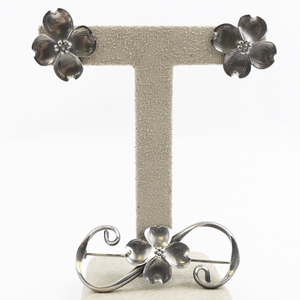 lot 134 image: Stuart NYE  Floral Sterling Silver Post Back Earrings & Matching Brooch Set..