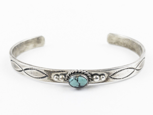 lot 144 image: Unmarked (Navajo) Etched Turquoise Oval Cabochon Sterling Silver Cuff Bracelet.