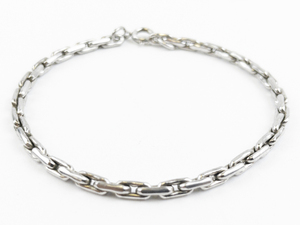 lot 153 image: Flat Oval Link Sterling Silver Chain Bracelet .