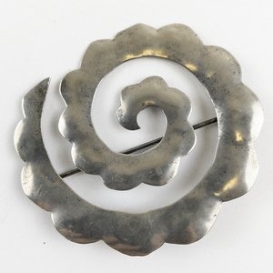 lot 184 image: Rippled Spiral Sterling Silver Brooch .
