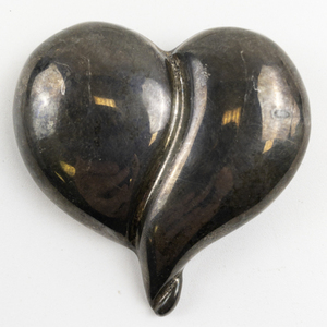 lot 186 image: Huge Twisted Puff Heart Sterling Silver Pendant Brooch . 27 Grams