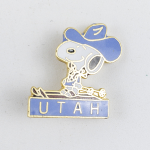 lot 189 image: Cowboy Snoopy On Skis Utah Gold Tone Base Metal Brooch .
