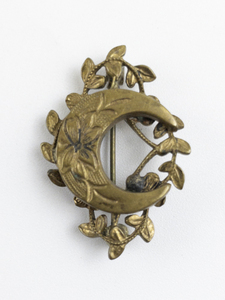 lot 204 image: Antiqued Victorian Gold Plated Base Metal Brooch .