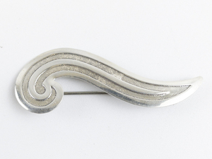 lot 206 image: Modernist Mesh Sterling Silver Swirl Brooch .