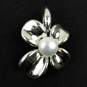lot 211 image: Ann King  Large Stunning Button Pearl sterling silver flower enhancer.