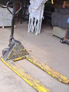 lot 557 image: Pallet Jack