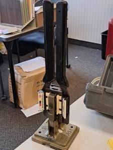 lot 610 image: Amp Butterfly Crimping Tool for Terminating 50-pin Champ Connectors MI-1
