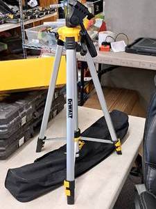 lot 637 image: DeWalt Elevator Tripod (New) with Carry Case