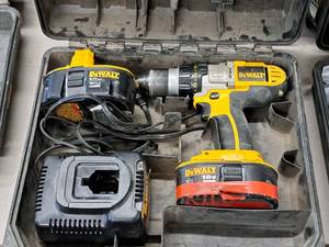 lot 649 image: DeWalt 12 XRP 18V Cordless DrillDriver DC920 with (2) Batteries, (1) Charger,  Case