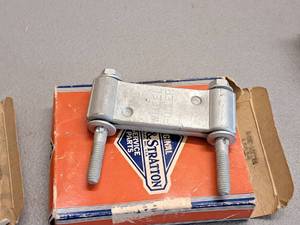 lot 698 image: Lot of (2) Briggs & Stratton Wheel Pullers