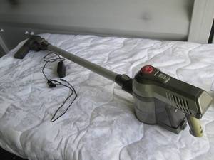 lot 15 image: Hoover Cruise 22v cordless Stick va...