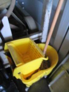 lot 17 image: Rubbermaid professional grade mop b...