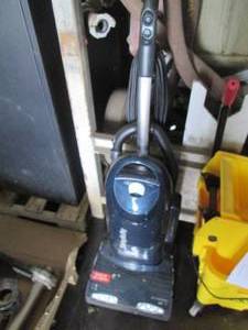 lot 18 image: Simplicity Synergy upright vacuum c...