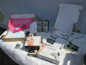 lot 62 image: Dermaflash hair removal kit, Contou...