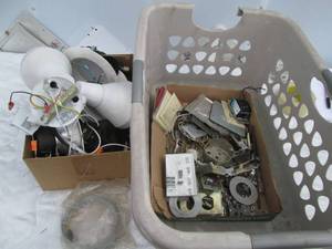 lot 72 image: Laundry basket containing outdoor m...