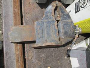 lot 83 image: Very heavy wide jaws bench vice...