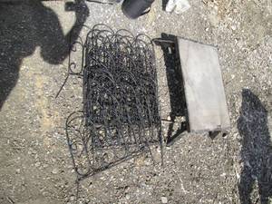 lot 113 image: Decorative wire garden fencing sect...
