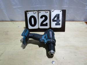 lot 24 image: Makita Compact 12 Driver Drill