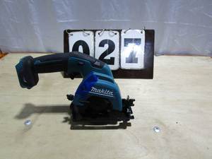 lot 27 image: Makita 3-38 Circular Saw