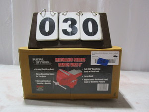 lot 30 image: Real Steel Mechanics 5 Bench Vise