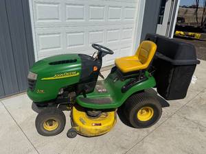 JOHN DEERE L118 & BAGGER