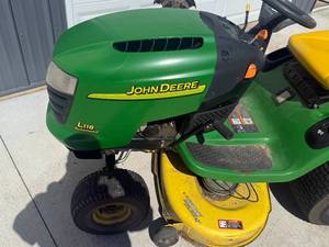 JOHN DEERE L118 & BAGGER