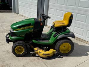 lot 7 image: JOHN DEERE LA165 LAWN TRACTOR