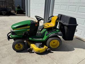 lot 11 image: JOHN DEERE LA165 & BAGGER