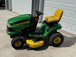 lot 13 image: JOHN DEERE LA125 LAWN TRACTOR