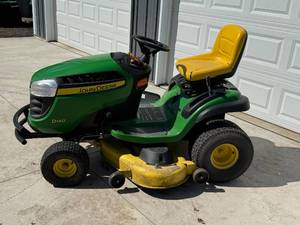 JOHN DEERE D140 LAWN TRACTOR