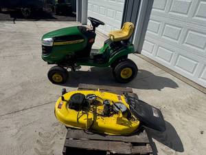 lot 15 image: JOHN DEERE E100 LAWN TRACTOR
