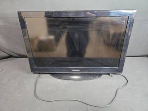 Samsung LN32D403 32-Inch LCD TV with Roku Streaming Device