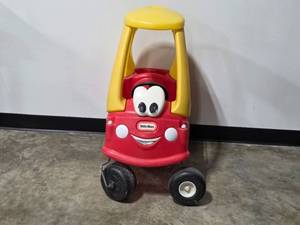lot 12 image: Little Tikes Cozy Coupe Toy Car