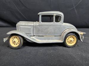 lot 22 image: Vintage Metal Model of 1930s Classic Car with Engine Detail & Removable Parts